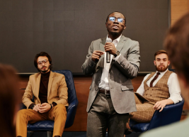 employes in a meeting
